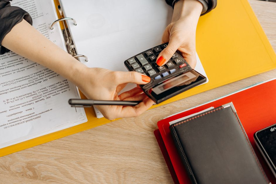 How should a change of loan servicer be checked? How should a change of loan servicer be checked?
